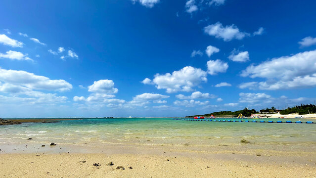 沖縄の青い海と白い砂浜、夏空が広がるビーチの風景 残波ビーチ