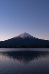 Fototapeta premium 朝の河口湖の逆さ富士