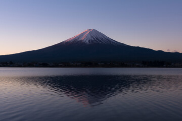 Fototapeta premium 朝の河口湖の逆さ富士