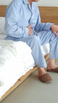 腹痛で辛いシニア男性