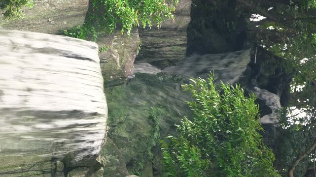 日本庭園に流れ落ちる繊細な滝と岩肌のコントラスト
