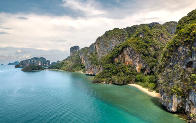 Obraz premium Aerial view of dramatic limestone cliffs and turquoise sea in Krabi, Thailand