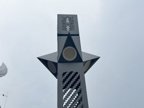 Modern Street Lantern with Decorative CNC Pattern and Cross-Shaped LED Spotlights