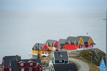 Große typisch farbige Wohnsiedlung in Grönland am Meer © Mario Schmidt