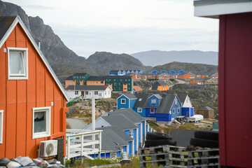 Große typisch farbige Wohnsiedlung in Grönland © Mario Schmidt