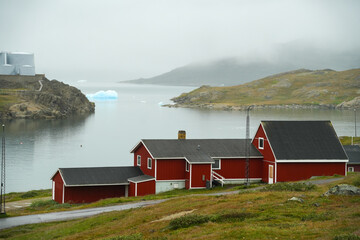 Rotes Holzhaus in einer Bucht in Grönland © Mario Schmidt