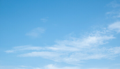 Obraz premium Beautiful blue sky with white clouds on a sunny day background
