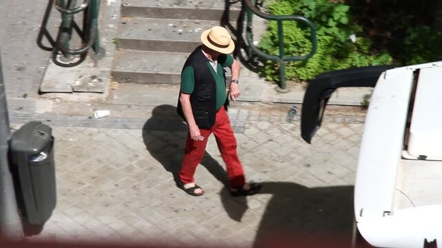 Hombre con sombrero y sandalias subiendo al autob&uacute;s marquesina parada de bus transporte p&uacute;blico