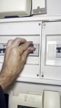 Subir plomos diferencial subir palanca levantar interruptor cuadro de luz instalaci&oacute;n el&eacute;ctrica casa electrical differential