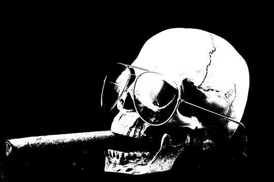 Menschlicher Totenkopf in Schwarz-Wei&szlig; mit Sonnenbrille und Zigarre, Grunge-Stil