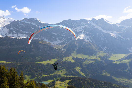 Paraglider &uuml;ber Engelberg, Schweiz