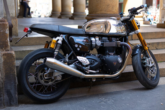 Triumph parkt am Stra&szlig;enrand in Mailand, Italien