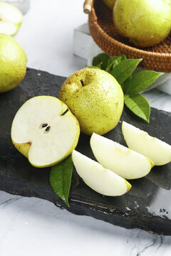 Fresh Yulu Pears from Xian Shanxi - Whole and Sliced