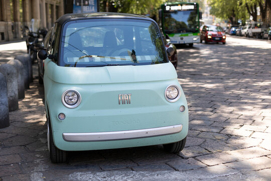 Fiat Topolino am Stra&szlig;enrand in Mailand