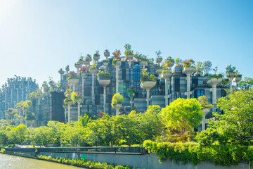 Obraz premium Innovative design green building with elevated rooftop gardens, integrated vegetation and sustainable architecture in Shanghai city, China. Modern urban development, green infrastructure