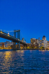 Obraz premium Manhattan Bridge and Brooklyn Waterfront at Twilight, New York City