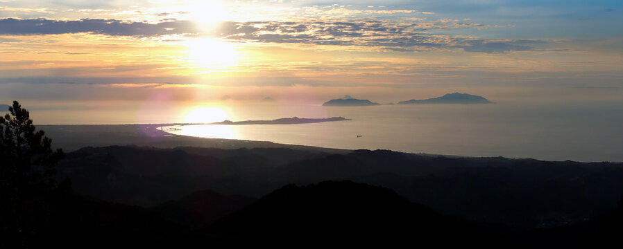Tramonto dorato sulle Isole Eolie: una visione eterea dal crinale montuoso 427c29