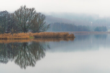 Zamglony poranek nad jeziorem © Krzysztof Rostkowski