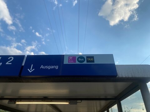 Bahnhofsausgang mit Beschilderung der Deutschen Bahn. Editorial-Motiv f&uuml;r &Ouml;PNV, Schienenersatzverkehr, Pendler, Baustellen, Versp&auml;tungen, Streiks und Mobilit&auml;t in Deutschland.