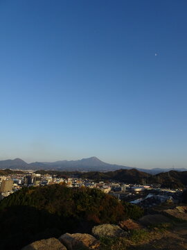 米子城跡の天守台から望む米子市街地と中国地方最高峰の大山の絶景パノラマ
