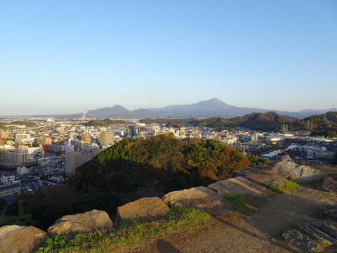 米子城跡の天守台から一望する大山連峰と米子市街地のパノラマ風景
