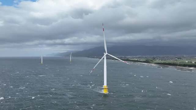 梅雨入りした富山湾沿岸にある洋上風力発電風車