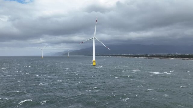 梅雨入りした富山湾沿岸にある洋上風力発電風車