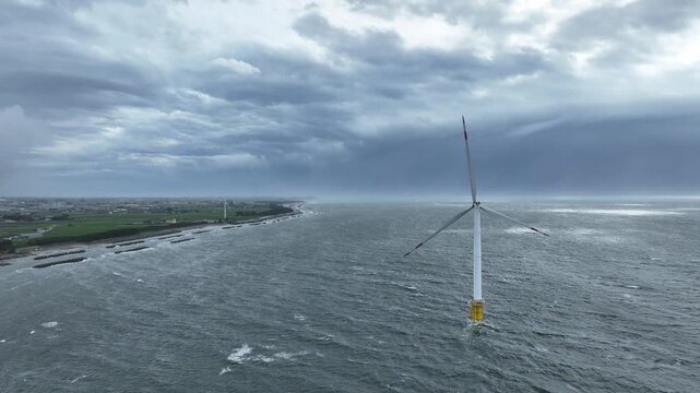 梅雨入りした富山湾沿岸にある洋上風力発電風車