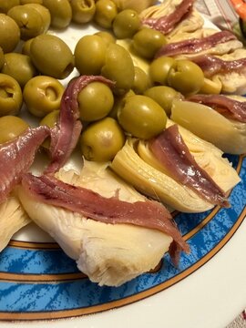 Alcachofas con anchoas y algunas olivas verdes