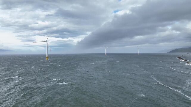 梅雨入りした富山湾沿岸にある洋上風力発電風車