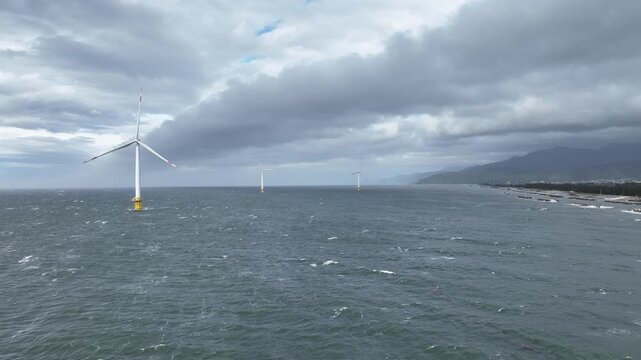梅雨入りした富山湾沿岸にある洋上風力発電風車