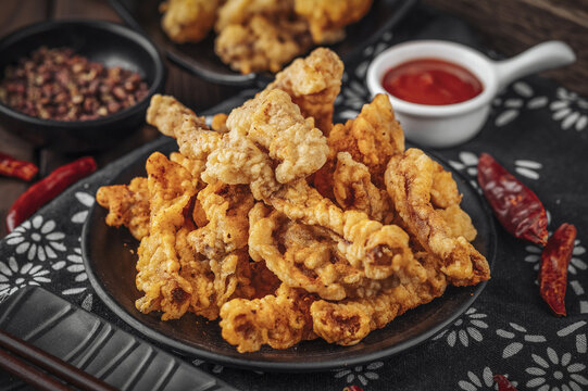 Crispy Fried Pork Rinds with Chili Peppers and Dipping Sauce
