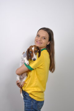 Mulher brasileira com cachorro salsicha da ra&ccedil;a duchshund fofo 