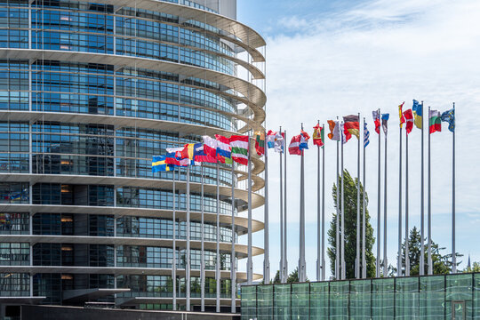 Strasbourg, France - 13 juin 2026: Drapeaux devant le si&egrave;ge du parlement de l'Union Europ&eacute;enne &agrave; Strasbourg. Le Parlement europ&eacute;en (PE) est l'organe parlementaire de l'Union europ&eacute;enne (UE)