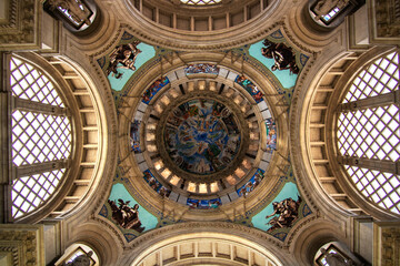 Obraz premium Ornate dome ceiling showing architectural details and painted murals