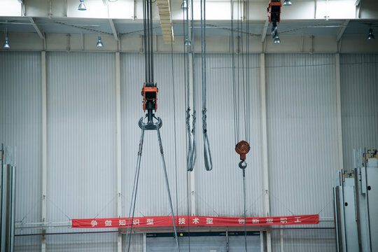 Industrial Factory Overhead Crane and Lifting Equipment in Warehouse