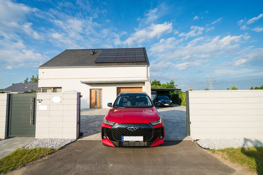 Cherry Tiggo 7 plug-in hybrid MHEV version parked on driveway of new build home in Gorz&oacute;w Wielkopolski