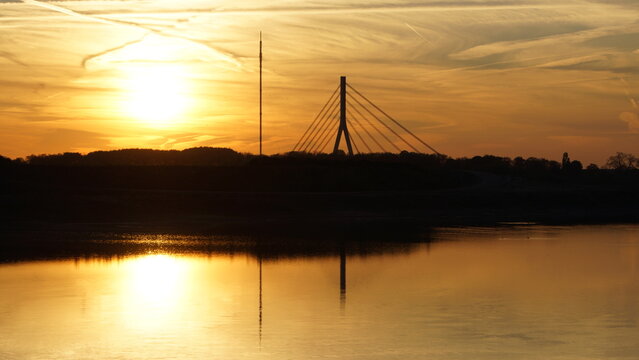 Sonnenuntergang am Niederrhein mit Br&uuml;cke und Sendemast.