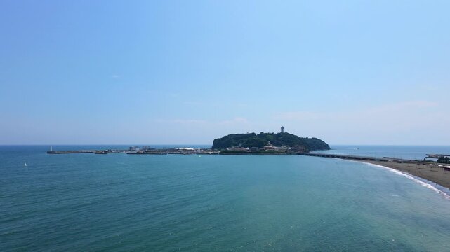 高度から撮影した江ノ島と海