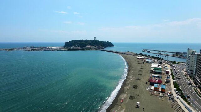 高度から撮影した江ノ島と片瀬東浜海水浴場