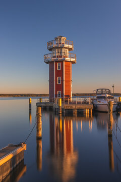 Hafeneinfahrt mit Leuchtturm in Plau am See in der Mecklenburgischen Seenplatte