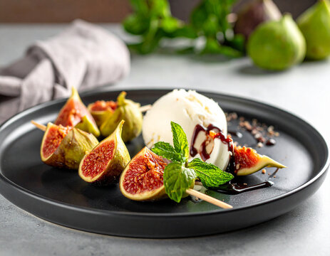 brochette de figues fraiches avec boule de glace &agrave; la vanille