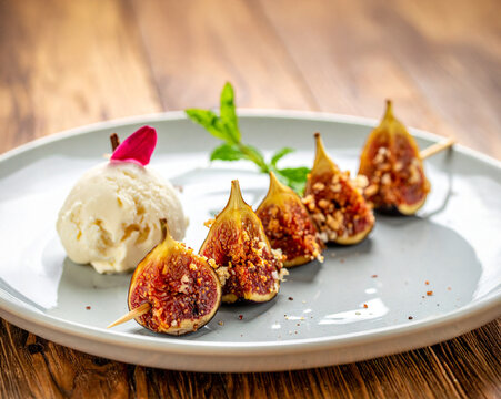 brochette de figues fraiches avec boule de glace &agrave; la vanille