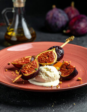 brochette de figues fraiches avec boule de glace &agrave; la vanille