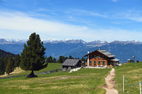 Malga Casnago (Gschnagenhardt-Alm) in South Tyrol is a popular destination for hikers, reachable via paths such as the Adolf-Munkel-Weg (Via delle Odle) funes italy