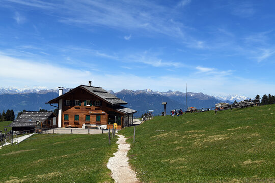 Malga Casnago (Gschnagenhardt-Alm) in South Tyrol is a popular destination for hikers, reachable via paths such as the Adolf-Munkel-Weg (Via delle Odle) funes italy
