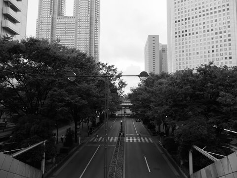 超高層ビル群の間をまっすぐ突き抜ける西新宿の夕方の車道