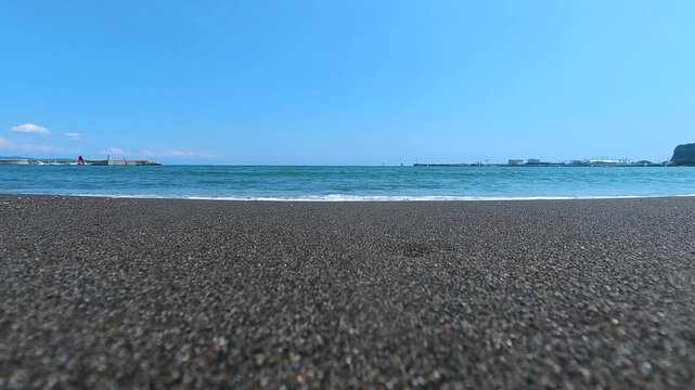 江ノ島の砂浜と打ち寄せる海の波