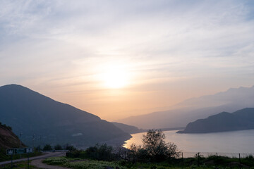 Obraz premium Sunset over Charvak reservoir in the mountains. Concept: Mountain lake landscape at dusk
