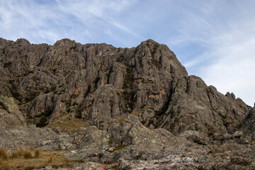 Fototapeta premium Rugged Rocky Mountain Peaks under Wispy Blue Sky